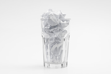 Glas mit zerknülltem Papier