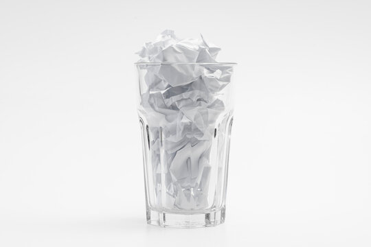 Glas mit zerknülltem Papier