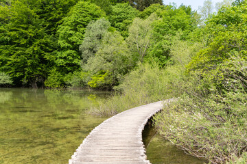 Fototapeta na wymiar Holzsteg ohne Besucher im Nationalpark Plitvicer Seen