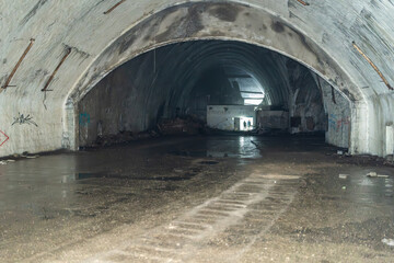Fototapeta na wymiar Verlassener Bunker eines Militärflugplatzes in željava