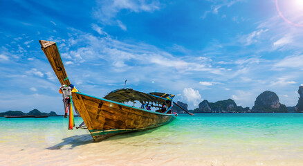 Fototapeta na wymiar beautiful scenery of a boat on an island in thailand on perfect day