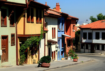 Obraz premium Street view with colorful old houses with a cat in the foreground in the historical part of the city of Eskisehir in Turkey