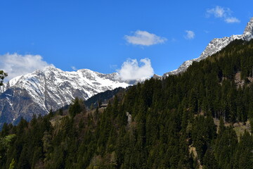 Fototapeta na wymiar Schöne Landschaft am Meraner Höhenweg in Südtirol 