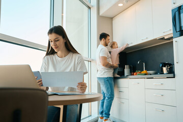 Obraz premium Loving father babysits baby in the kitchen