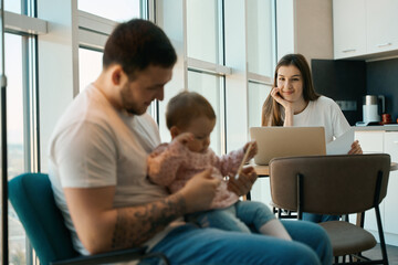 Obraz premium Man is babysitting a child in the kitchen