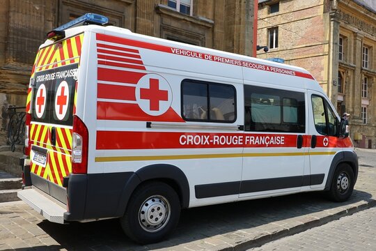 Equipes de secours de la Croix Rouge fran&ccedil;aise sur la place Ducale pendant la f&ecirc;te de la bi&egrave;re, ville de Charleville M&eacute;zi&egrave;res, d&eacute;partement des Ardennes, France