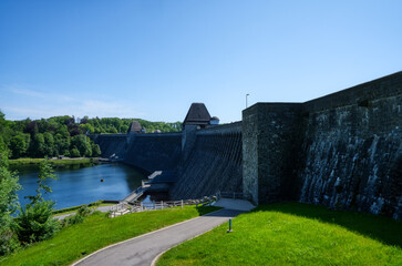 An der Staumauer der Möhnesee-Talsperre