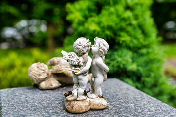 zwei Engel küssen sich auf einem Friedhof in Ratingen Hösel