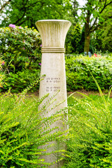 schöne schlichte Stele auf einem Friedhof in Ratingen Hösel © Blende8