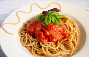 spaghetti with tomato sauce