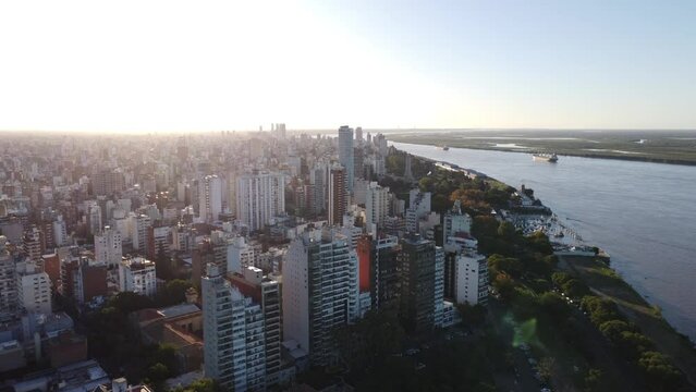 Ciudad de Rosario en Santa Fe, Argentina un d&iacute;a soleado con vista hacia el centro de la ciudad y el R&iacute;o Paran&aacute; volando por sobre el Parque Urquiza