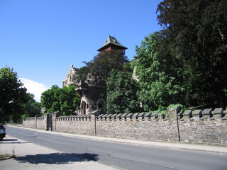 Obraz premium Straße vor Schloss Liebig in Kobern-Gondorf