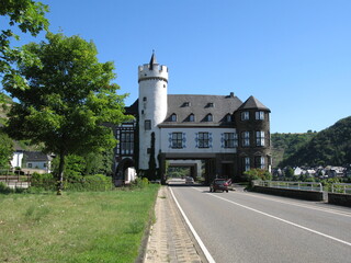 Fototapeta na wymiar Straße durch das Schloss Oberburg in Kobern-Gondorf