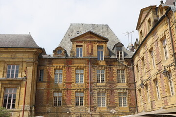 Fototapeta premium Bâtiment typique, vue de l'extérieur, ville de Charleville Mézières, département des Ardennes, France