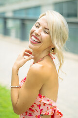 PRETTY BLONDE GIRL SMILING IN THE STREET