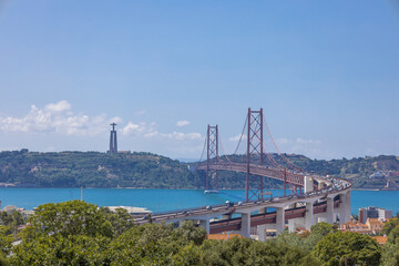 Ponte 25 de Abril vista do alto do Alvito em Lisboa