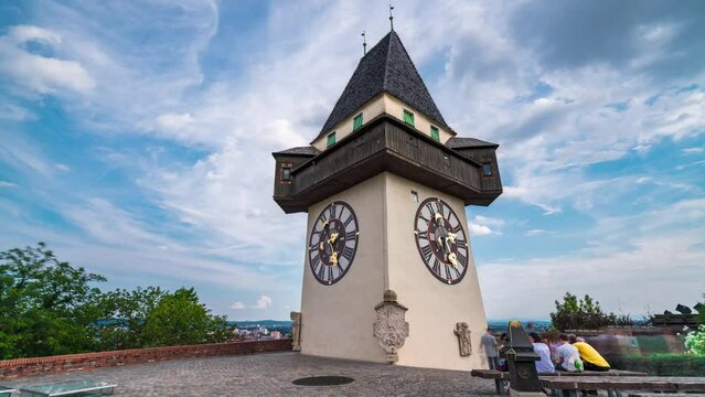 Hyperlapse Zeitraffer vom Grazer Uhrturm an einem sch&ouml;nen Sommertag