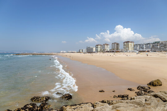 Vista da Costa da Caparica, uma das melhores praias de Lisboa, Portugal