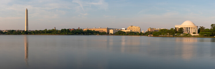 Obraz premium Panorama of the Washington DC skyline including the Washington Monument and Jefferson Memorial