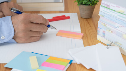 勉強イメージ│本・ノート・赤ペン・ふせん紙