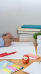 ダルマと勉強道具｜日本の受験勉強イメージ