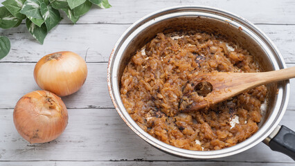 タマネギを炒める｜飴色玉ねぎをつくるイメージ