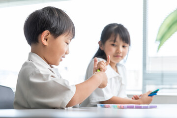 楽しく学習する子ども　child having fun learning