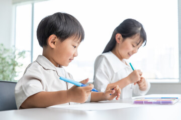 一生懸命勉強する子ども　child studying hard