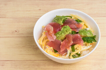 マグロとアボカドの丼