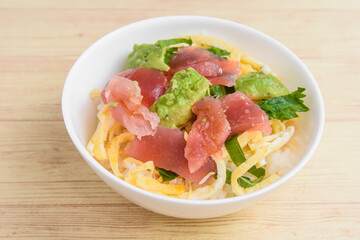 マグロとアボカドの丼