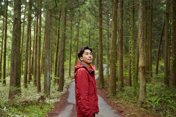 휴양림을 산책하는 남성의 옆모습 © stciel