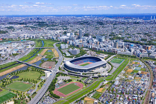 横浜国際総合競技場・スタジアム上空より新横浜の街並みを望む・2023撮影