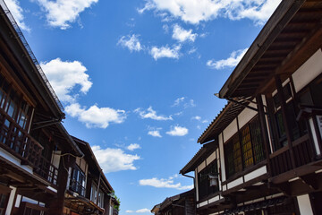 青空が美しいの中山道木曽路　奈良井宿