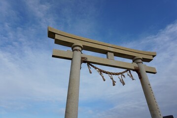 広く広がる晴天と鳥居