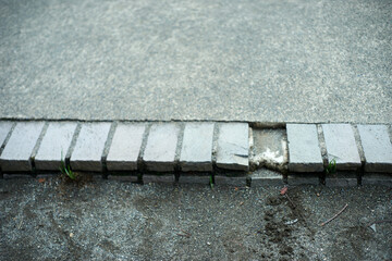 段差・欠け・タイル・コンクリート・屋外・不揃い・アップ