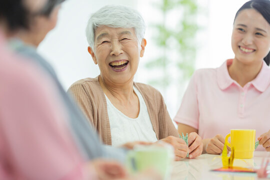 シニア女性と介護士