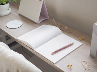 木目の女性らしいデスクとノート、日記や思考整理、勉強のコンセプトイメージ