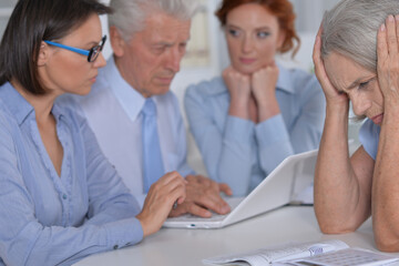 Obraz premium business people working at desk in office