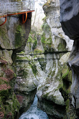 Torrent traversant des gorges étroites et profondes