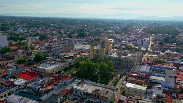 Vuelo sobre el centro y jard&iacute;n Libertad de Colima, M&eacute;xico.