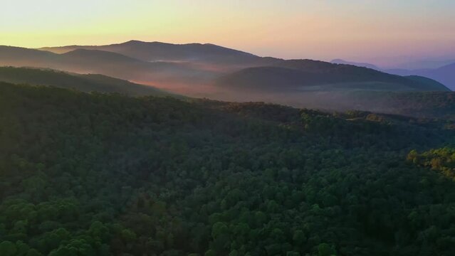 Hemoso vuelo de amancecer que va descubriendo las monta&ntilde;as del orizonte.