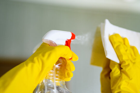 Detergent płyn do szyb w aerozolu, szmatka, lustro i dłonie