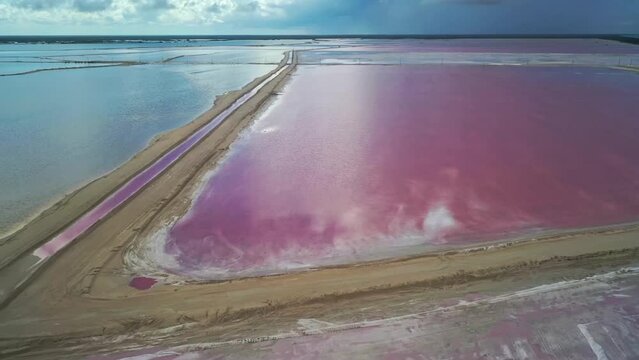 Vuelo de drone sobre dos lagos con diferentes colores roda y caf&eacute;. Yucatan M&eacute;xico. Las Coloradas