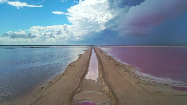 Vuelo de drone entre dos lagos de colores rosa y caf&eacute; en Yucat&aacute;n, M&eacute;xico.