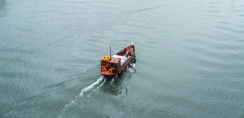 Obraz premium Tourist boat in Porto on the Douro river in the summer.