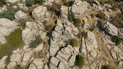 vista aérea de las formaciones rocosas del paraje natural del torcal de Antequera, Andalucía