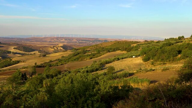 Paesaggio collinare con pale e eoliche