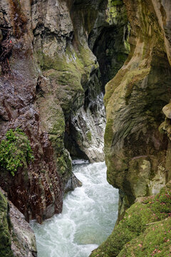 Torrent traversant des gorges &eacute;troites et profondes