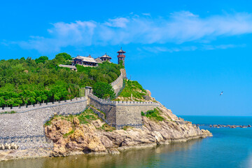 Penglai Pavilion scenic area under the blue sky and white clouds © 拾海月
