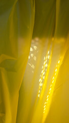 circulos de luz en bolsa de plástico amarilla de papelera